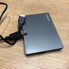 东芝(TOSHIBA) 1TB 移动硬盘 Slim系列 USB3.2 2.5英寸 银色 兼容Mac 金属超薄 密码保护 轻松备份 高速传输